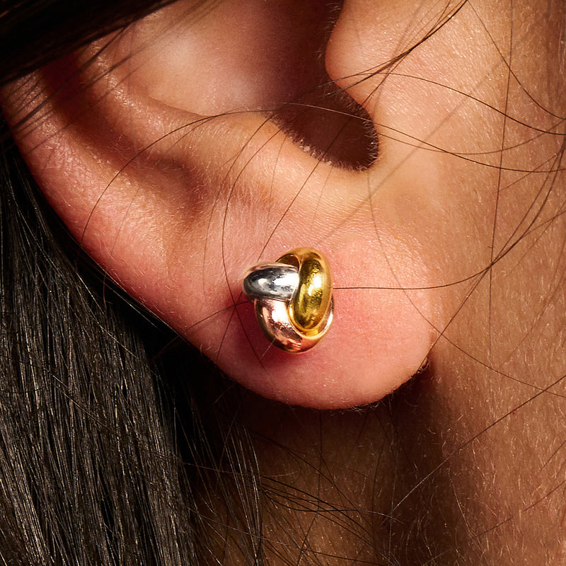 14k gouden oorbel knopje met drie kleuren bicolor design in oorlel.