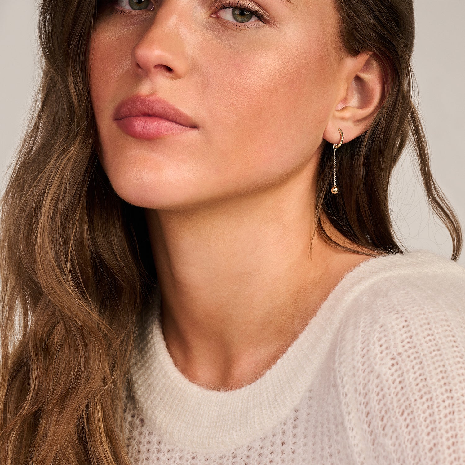 Oorbedels met ketting en bol detail 14k goud