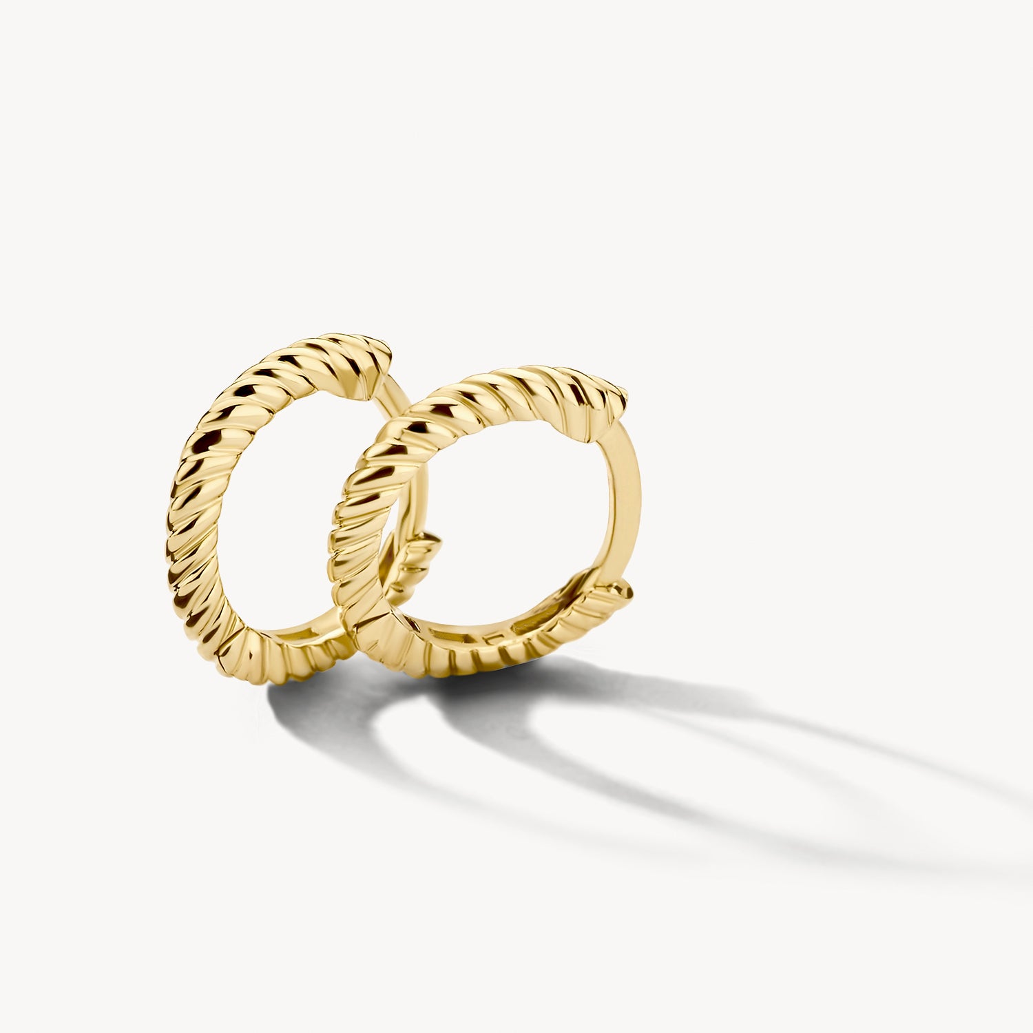 Oorringen met gedraaid motief 10.7 mm 14k goud