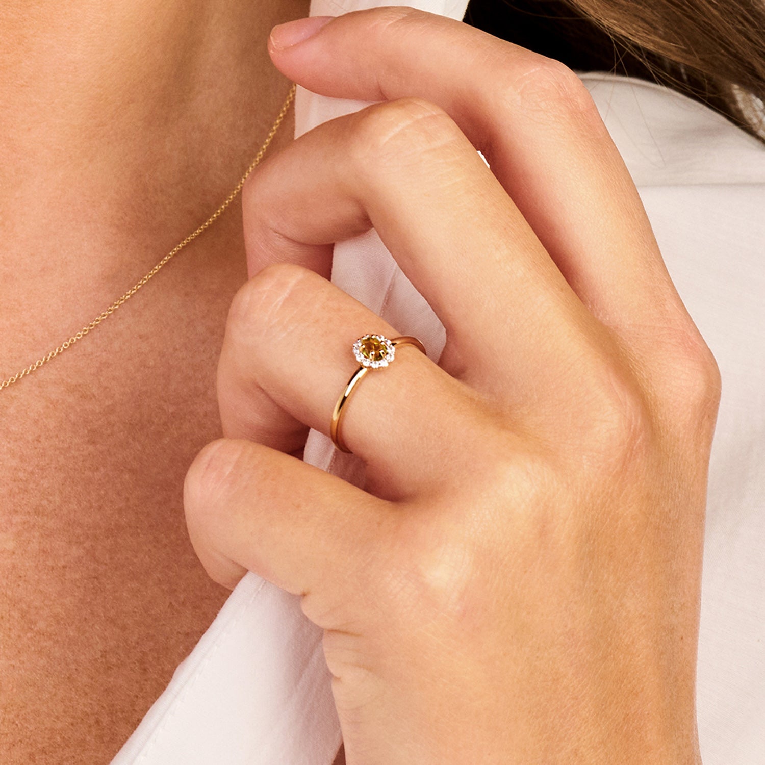 Ring met groen Peridoot omringd door Zirkonia, 14k goud