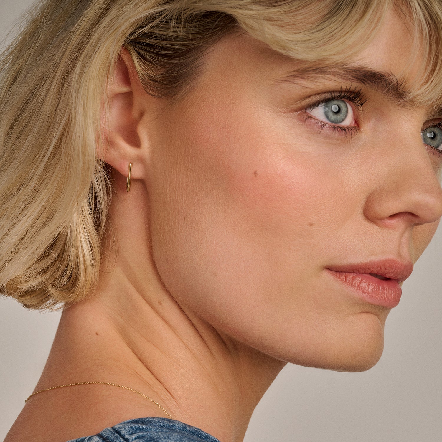 Oorring van 14k goud met een subtiele, dunne ringvorm draagbaar dicht bij het oor.