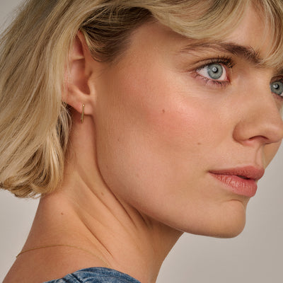 Oorring van 14k goud met een subtiele, dunne ringvorm draagbaar dicht bij het oor.