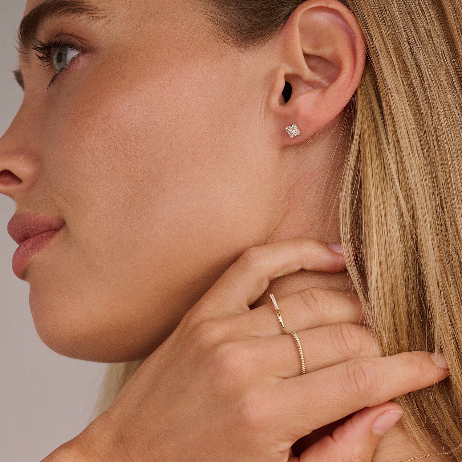 Ring 14k goud met gedraaid motief brede band 2mm