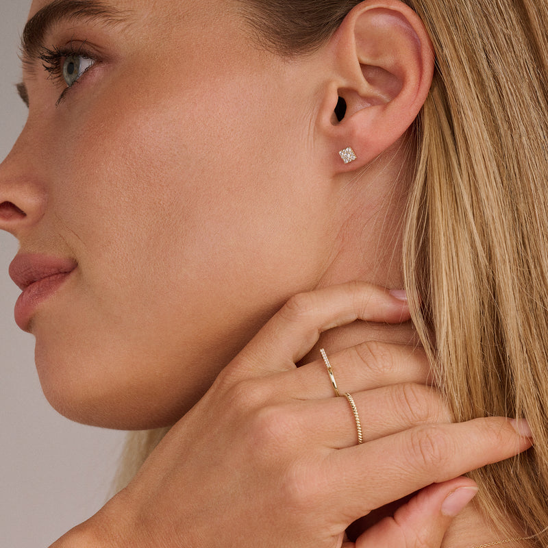 Ring 14k goud met gedraaid motief brede band 2mm