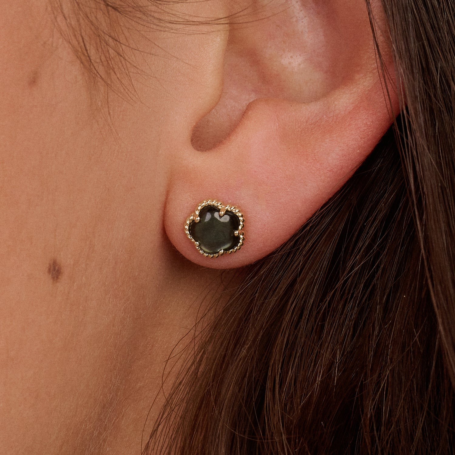 Boucles d'oreilles en or jaune 14 carats avec motif rond Nacre noire, vue de face.