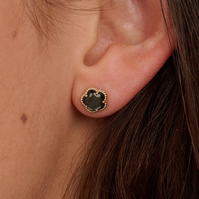 Boucles d'oreilles en or jaune 14 carats avec motif rond Nacre noire, vue de face.