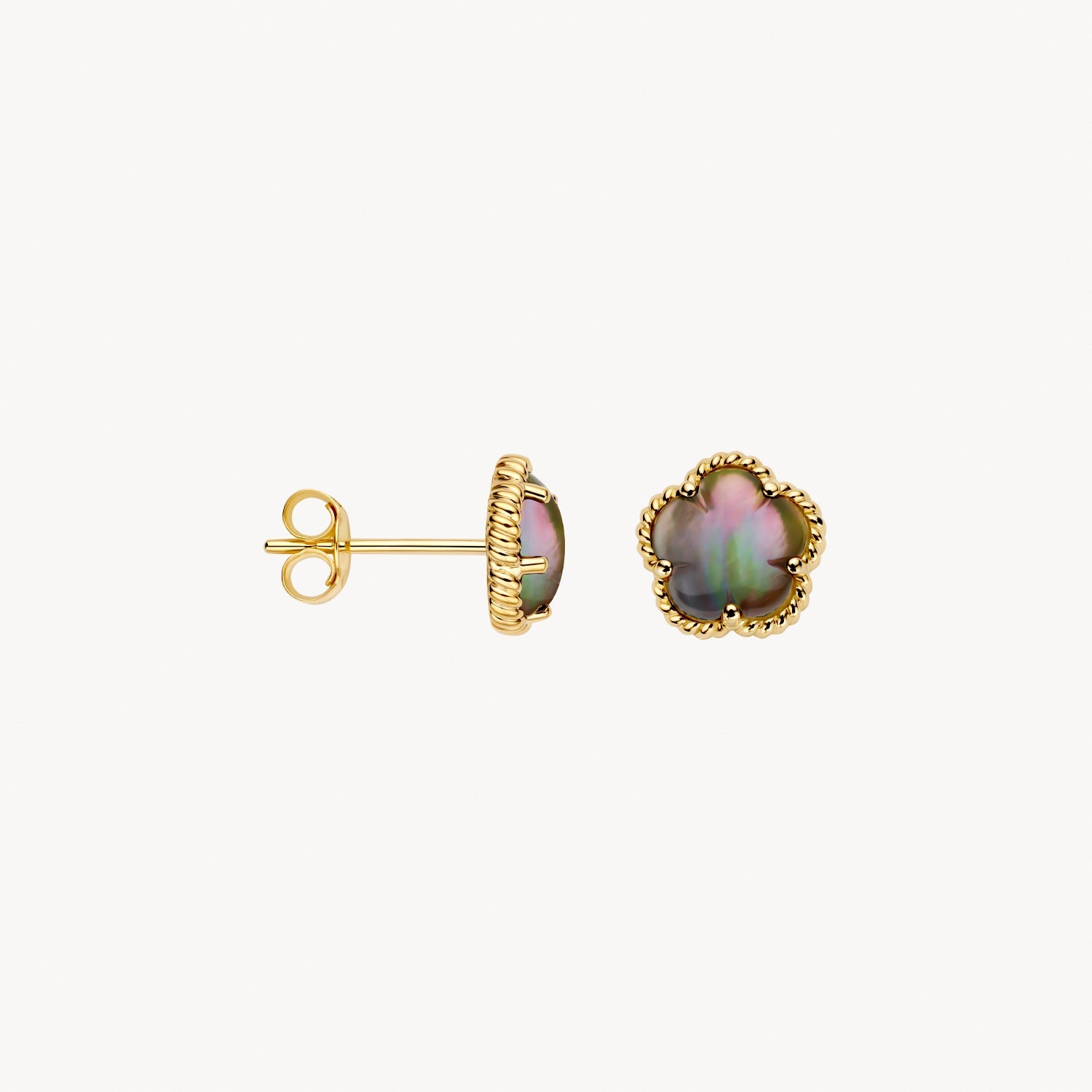 Boucles d'oreilles en or jaune 14 carats avec Nacre noire, gros plan.