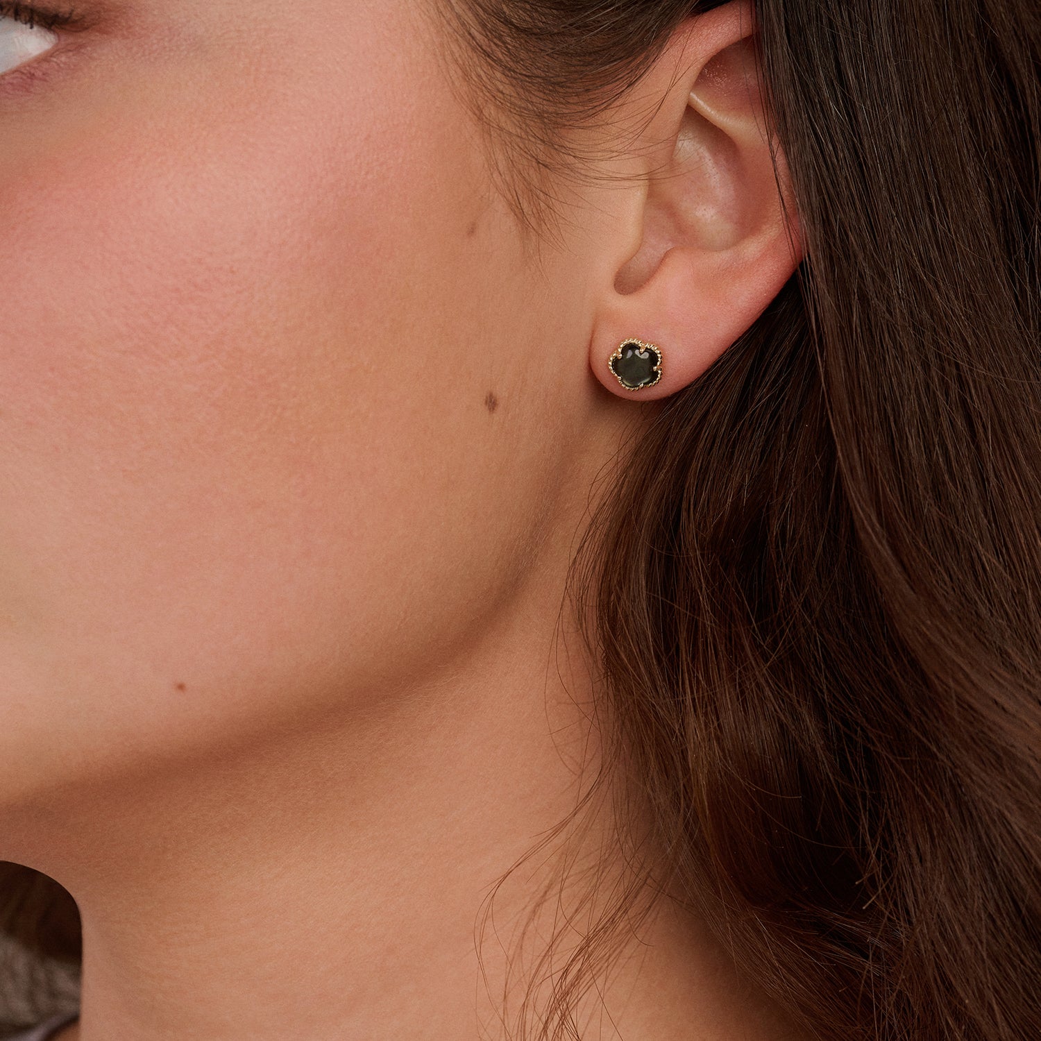 Boucle d'oreille en or jaune 14 carats avec Nacre noire, à porter au lobe de l'oreille.