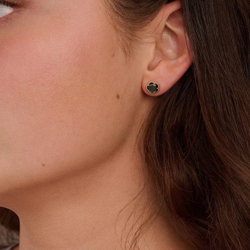 Boucle d'oreille en or jaune 14 carats avec Nacre noire, à porter au lobe de l'oreille.