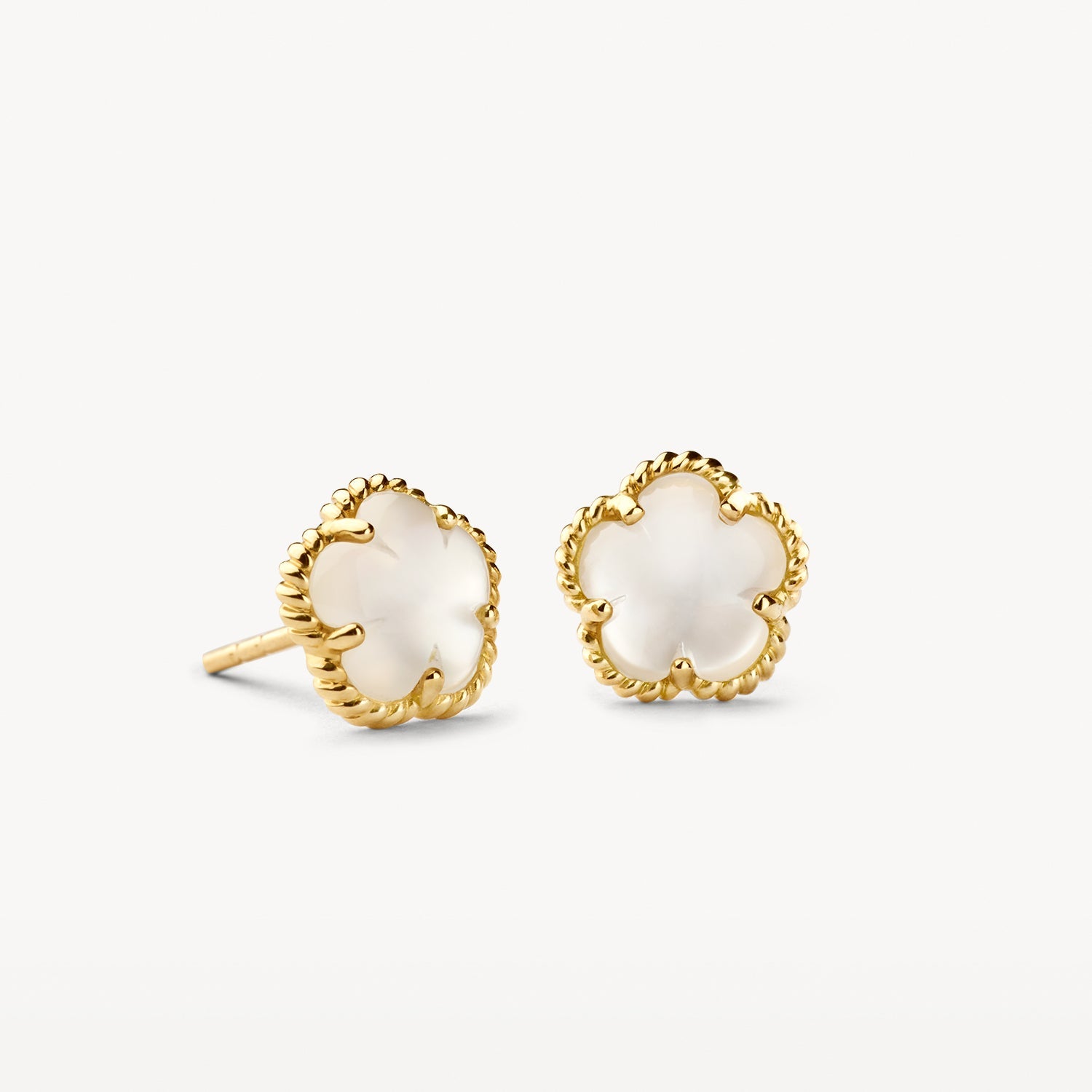 Boucle d'oreille en or jaune 14 carats avec Nacre blanc, gros plan.