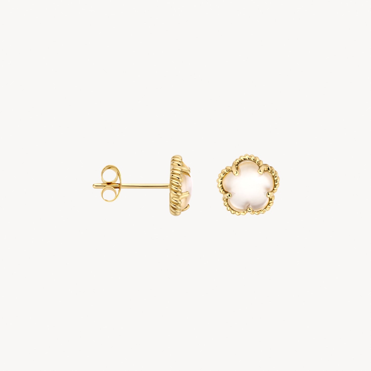 Boucles d'oreilles en or jaune 14 carats avec Nacre blanc, gros plan.