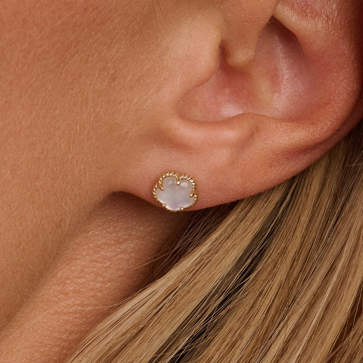 Boucles d'oreilles en or jaune 14 carats avec un Nacre blanc rond, vue de face.