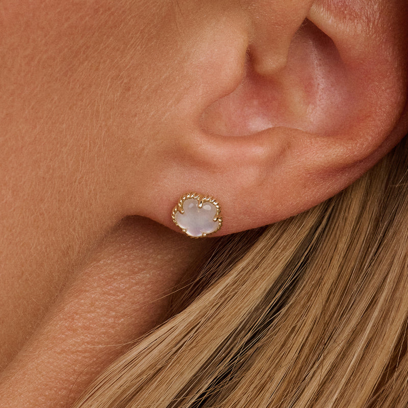 Boucles d'oreilles en or jaune 14 carats avec un Nacre blanc rond, vue de face.