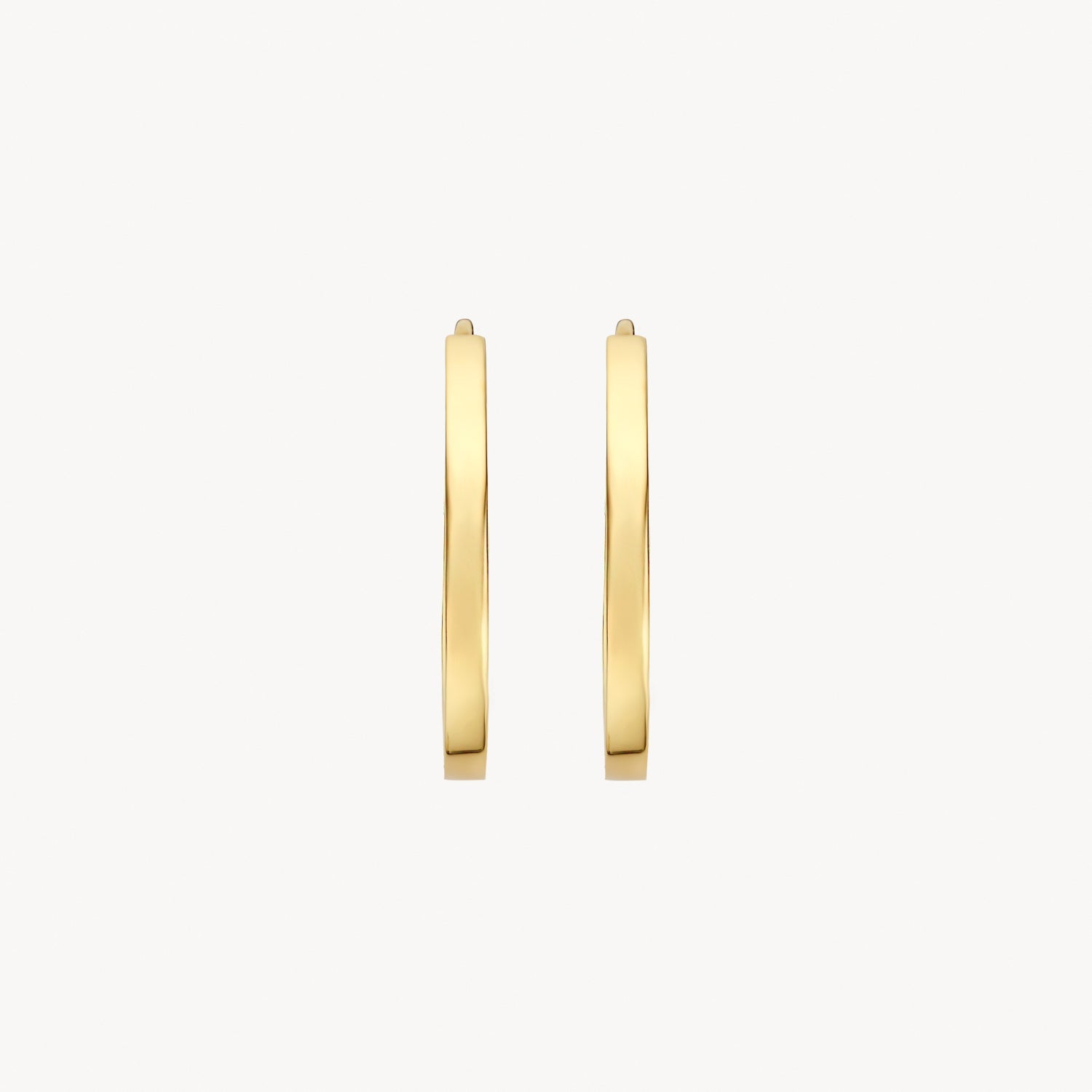 Véritable Créoles en or jaune 14 carats, lisse, vue de profil.