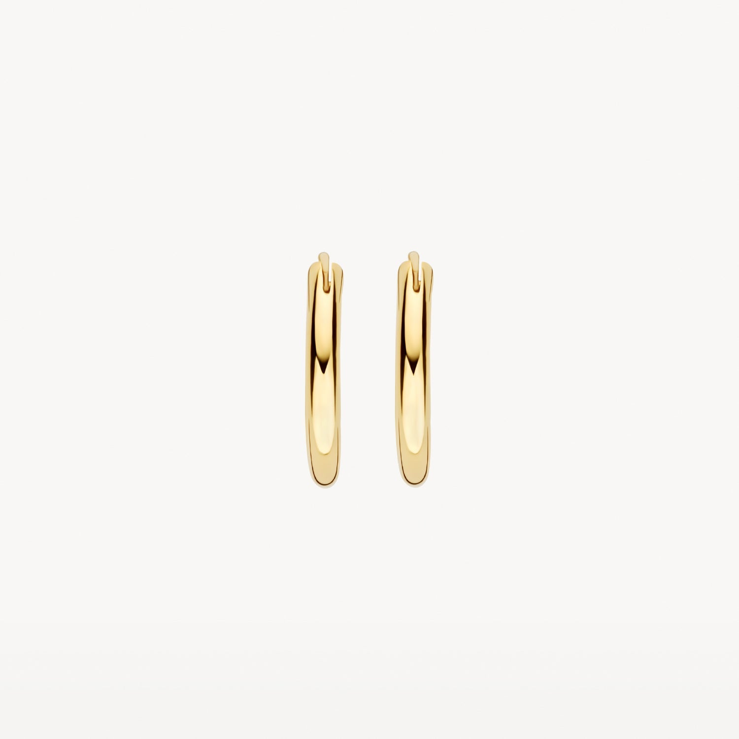 Véritable bague ronde en or jaune 14 carats Créoles avec finition polie, gros plan.