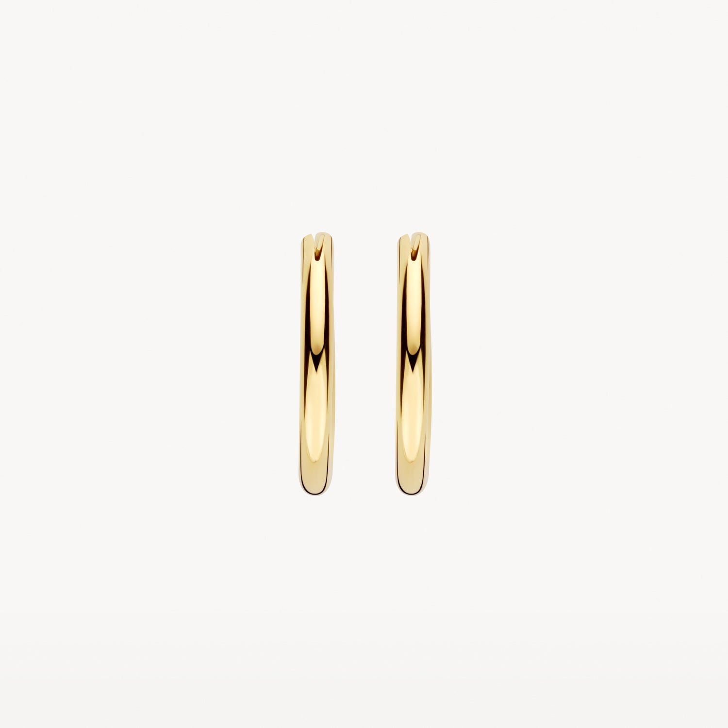 Véritable bague ronde en or jaune 14 carats Créoles avec finition polie, gros plan.