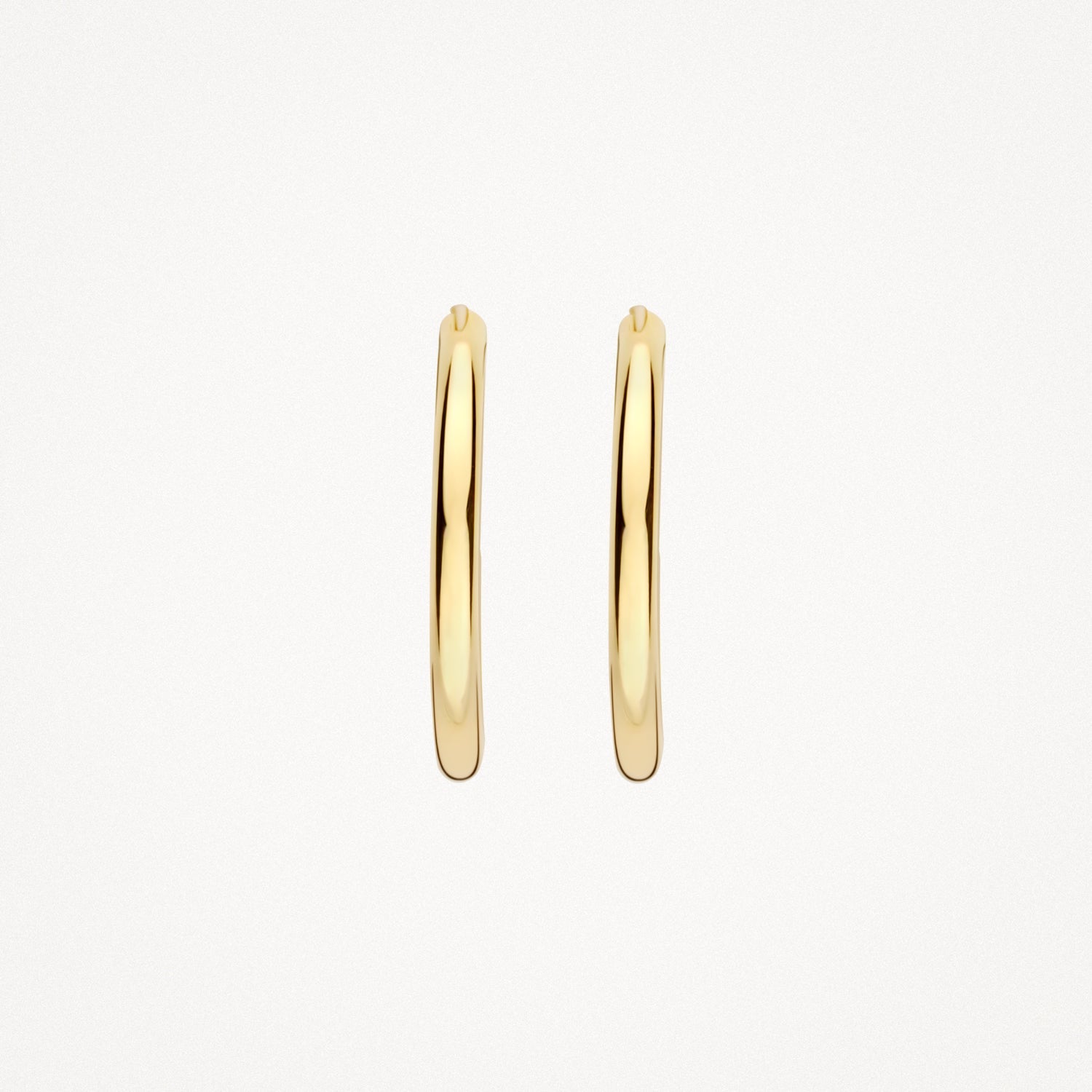 Véritable bague ronde en or jaune 14 carats Créoles avec finition polie, gros plan.
