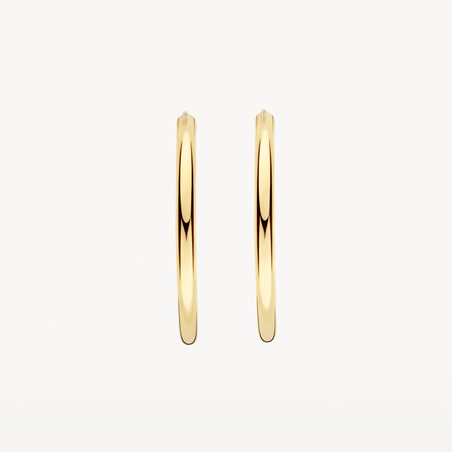Véritable bague ronde en or jaune 14 carats Créoles avec finition polie, gros plan.