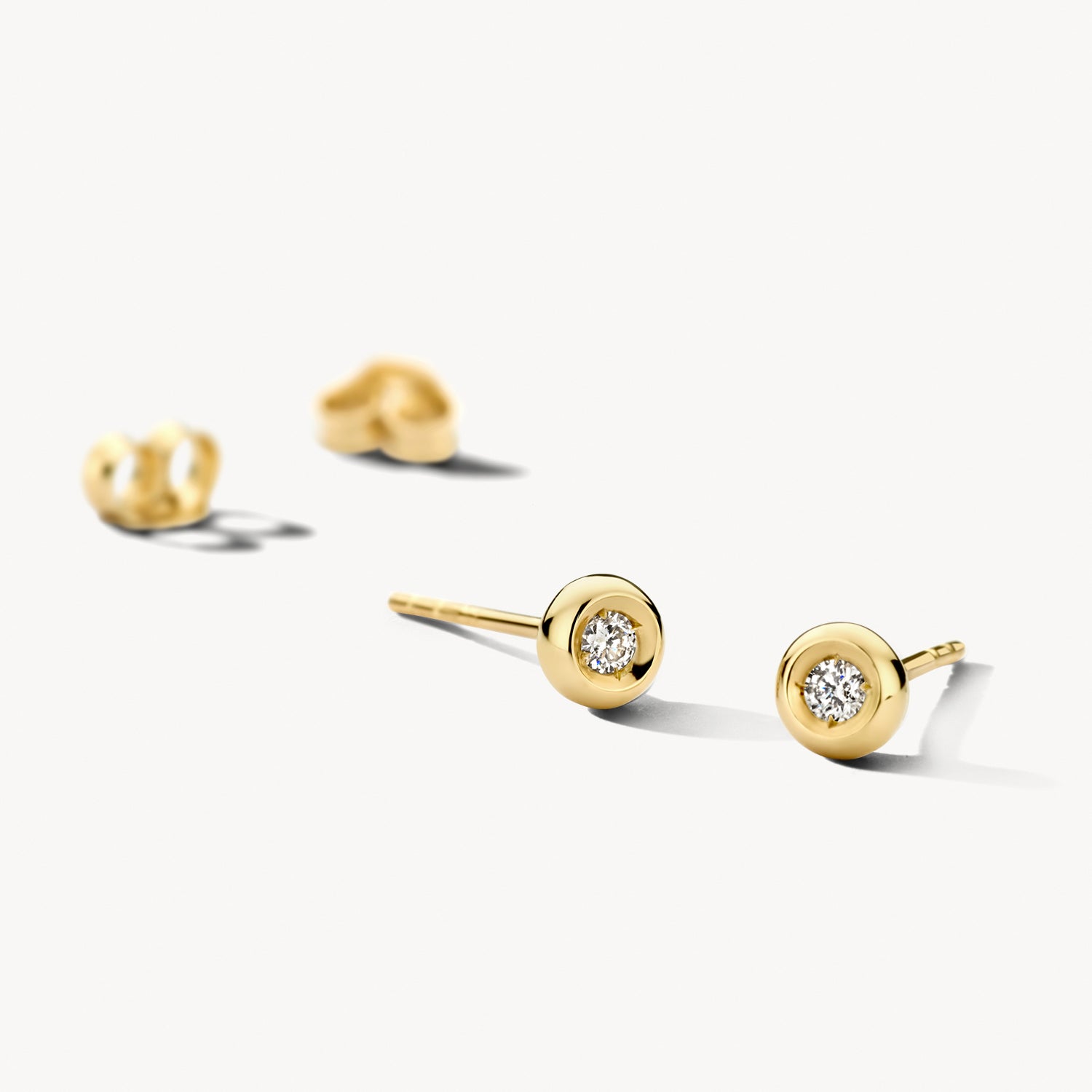 Diamanten oorknopjes in 3.8 mm Gladomzetting 14k goud