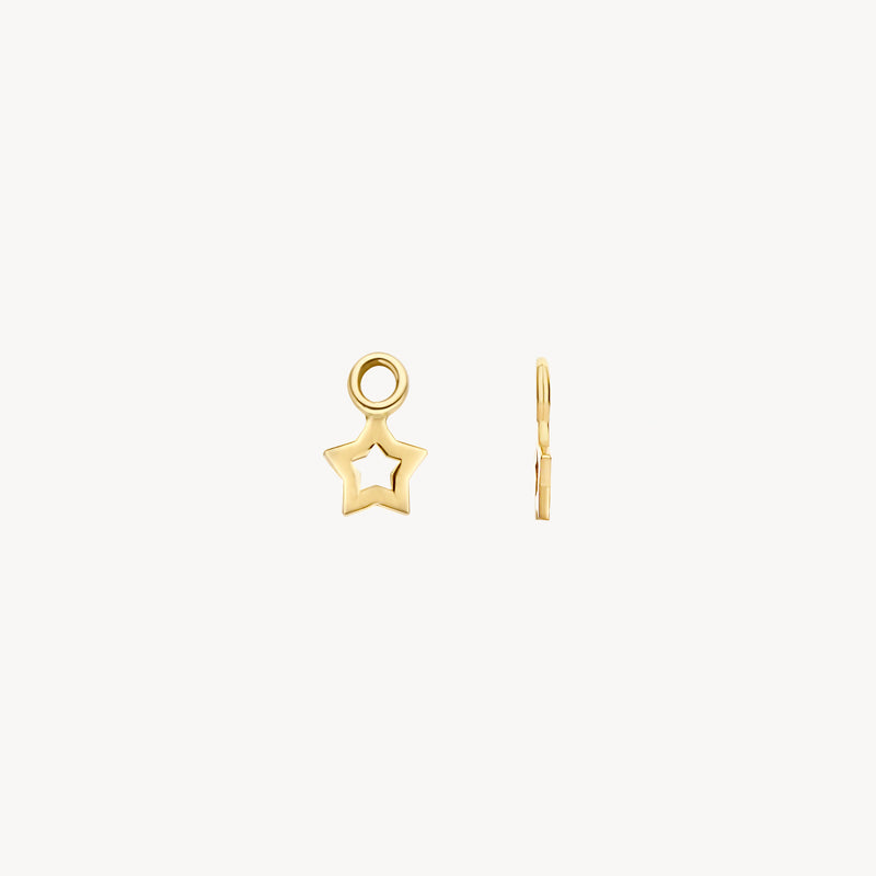 Kleine stervormige oorbedel van 14k geelgoud met open ontwerp.