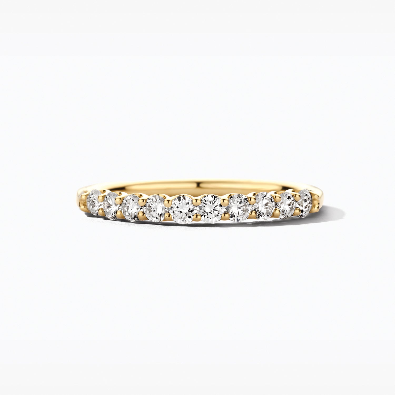 14k goud ring met reeks fonkelende lab diamanten in smalle band.