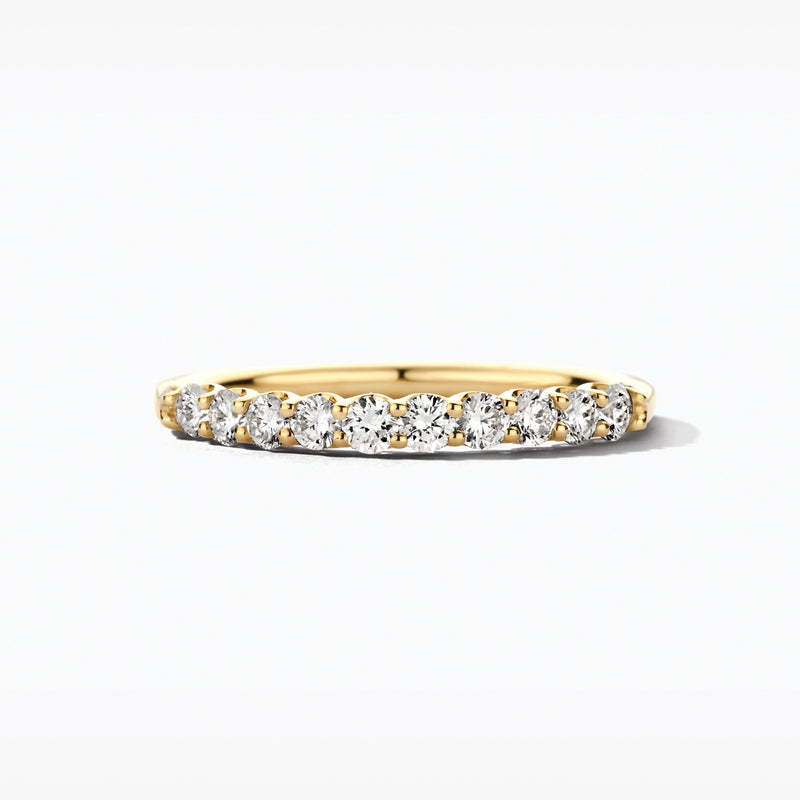 14k goud ring met reeks fonkelende lab diamanten in smalle band.