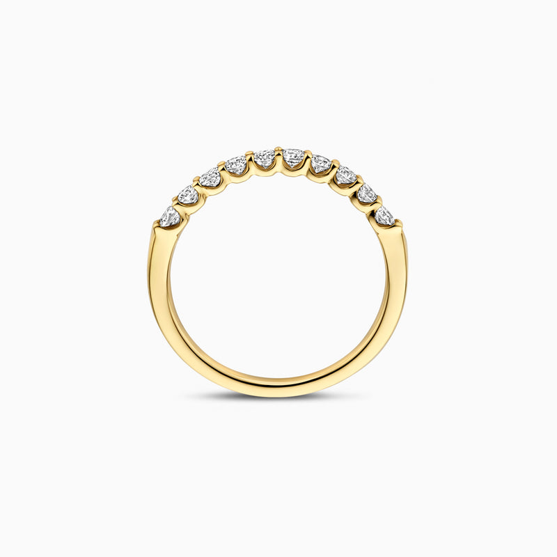 14k goud ring met rij van kleine labdiamanten in halve cirkel.