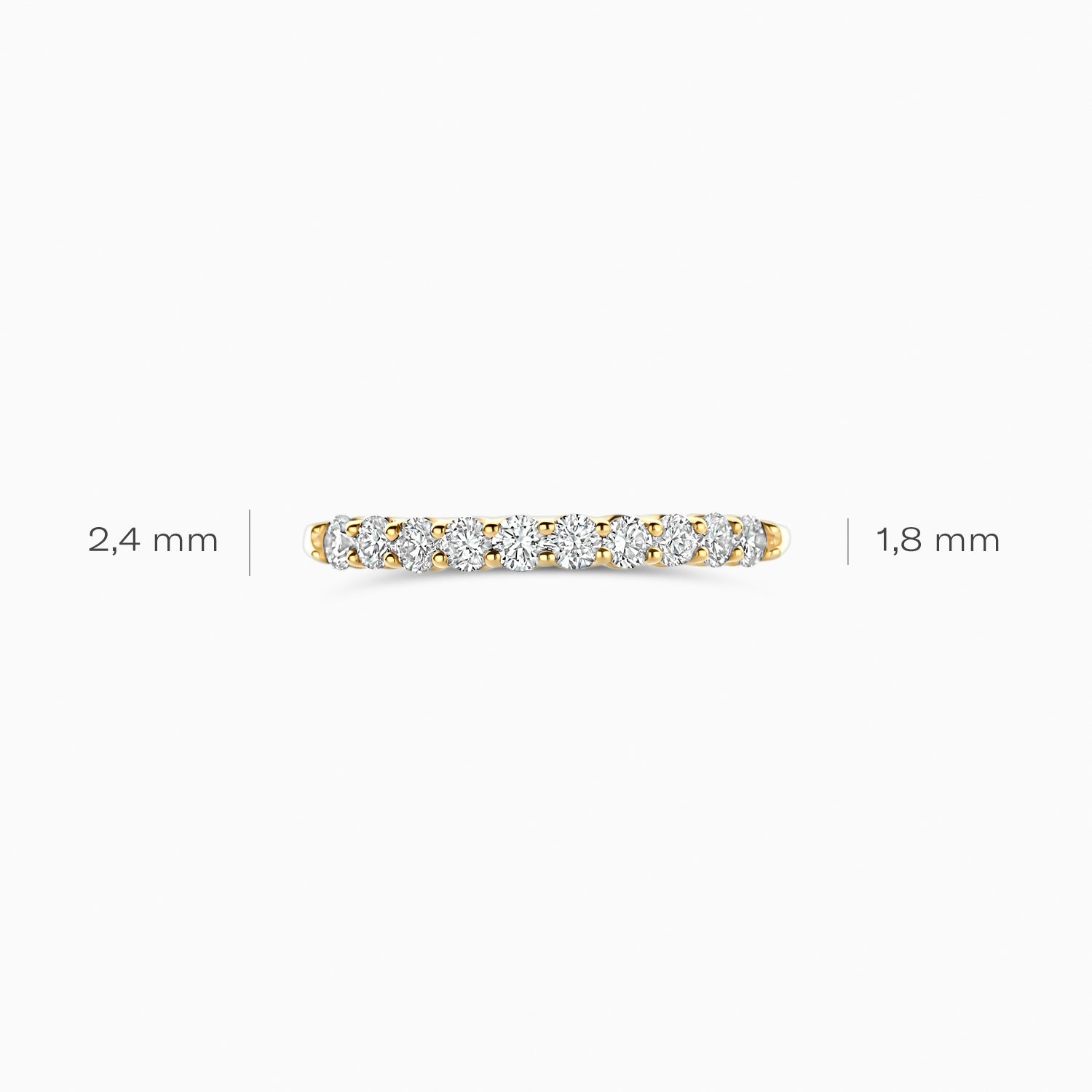 Slanke bandring van 14k goud met rij labdiamanten, 2,4 mm breedte, 1,8 mm dikte.