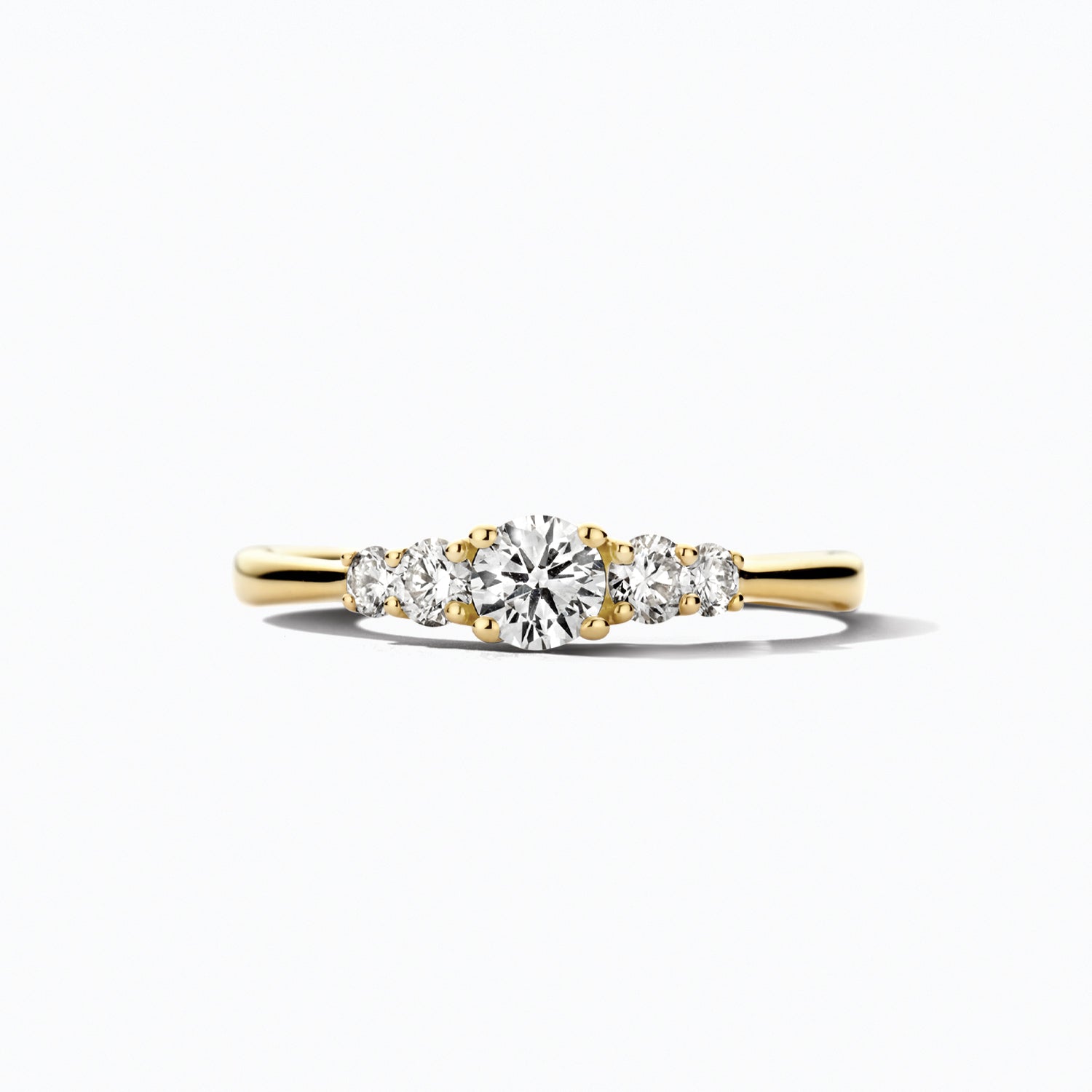 14k goud ring met centraal lab diamant en twee kleinere zijstenen.