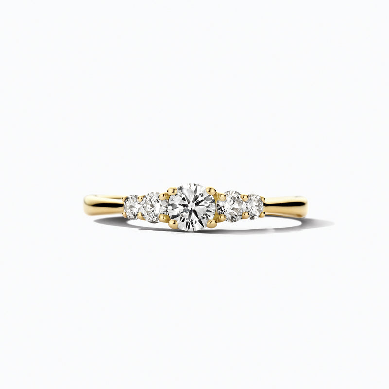 14k goud ring met centraal lab diamant en twee kleinere zijstenen.