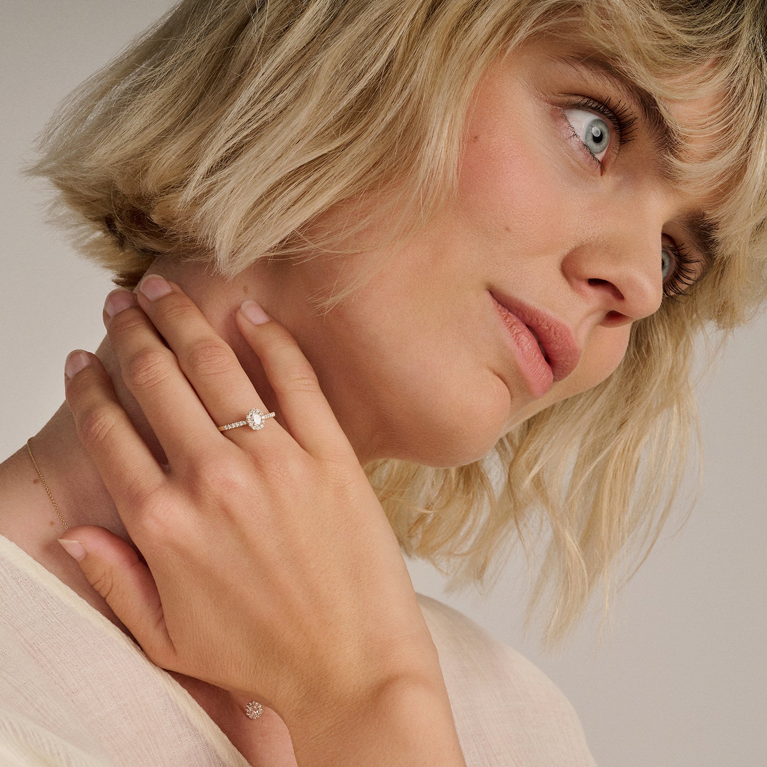 14k goud ring met lab diamanten, subtiel design gedragen aan de ringvinger.