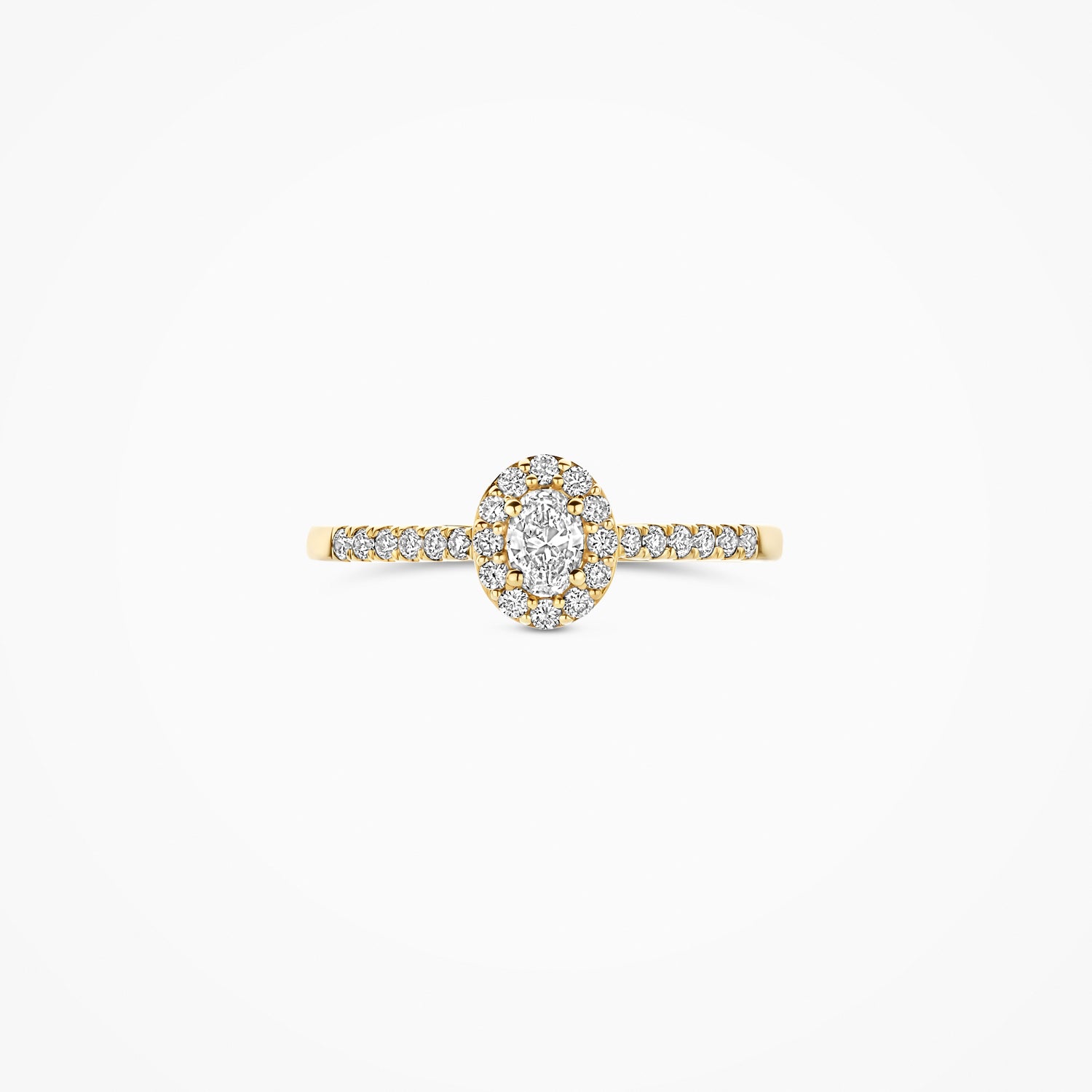 14k goud ring met ovale cluster van labdiamanten en diamanten langs de band.