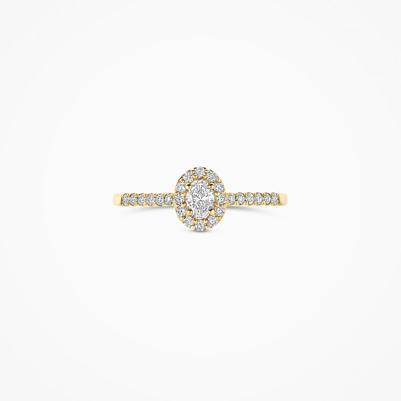 14k goud ring met ovale cluster van labdiamanten en diamanten langs de band.