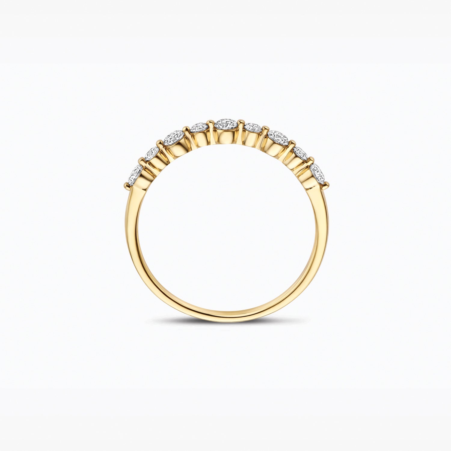 Bague en or jaune 14 carats avec des Diamant de synthèse étincelants, gros plan.