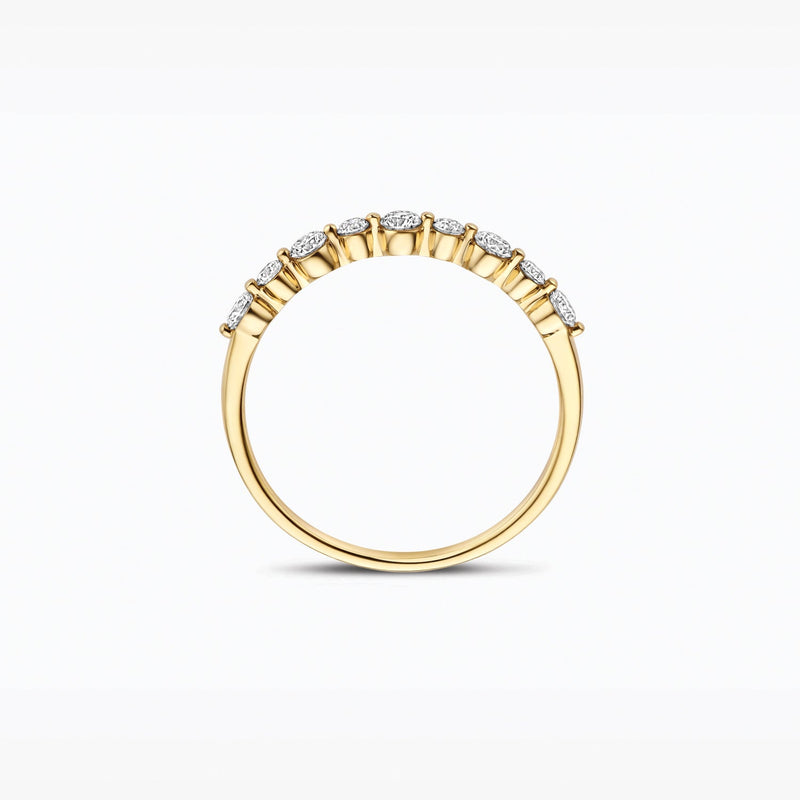 Bague en or jaune 14 carats avec des Diamant de synthèse étincelants, gros plan.