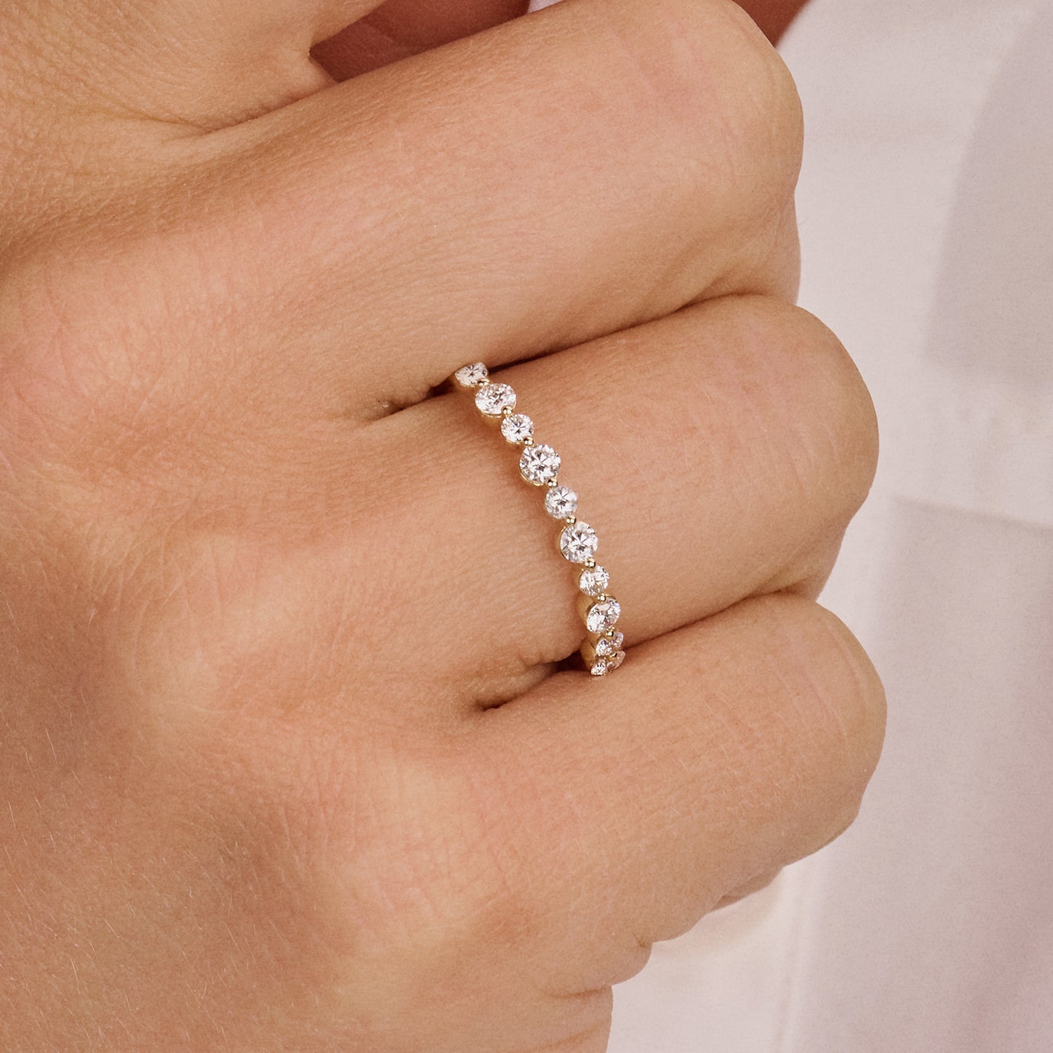Bague en or jaune 14 carats avec Diamant de synthèse ronde, vue de face.