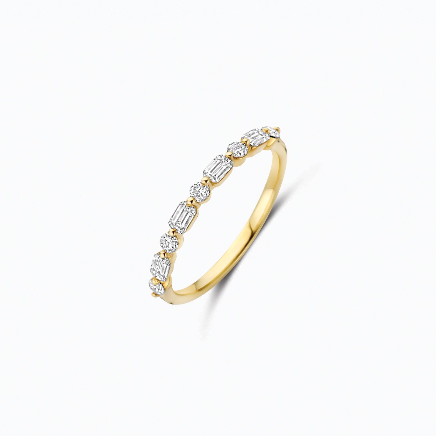 Bague en or jaune 14 carats avec des diamants de laboratoire, gros plan.