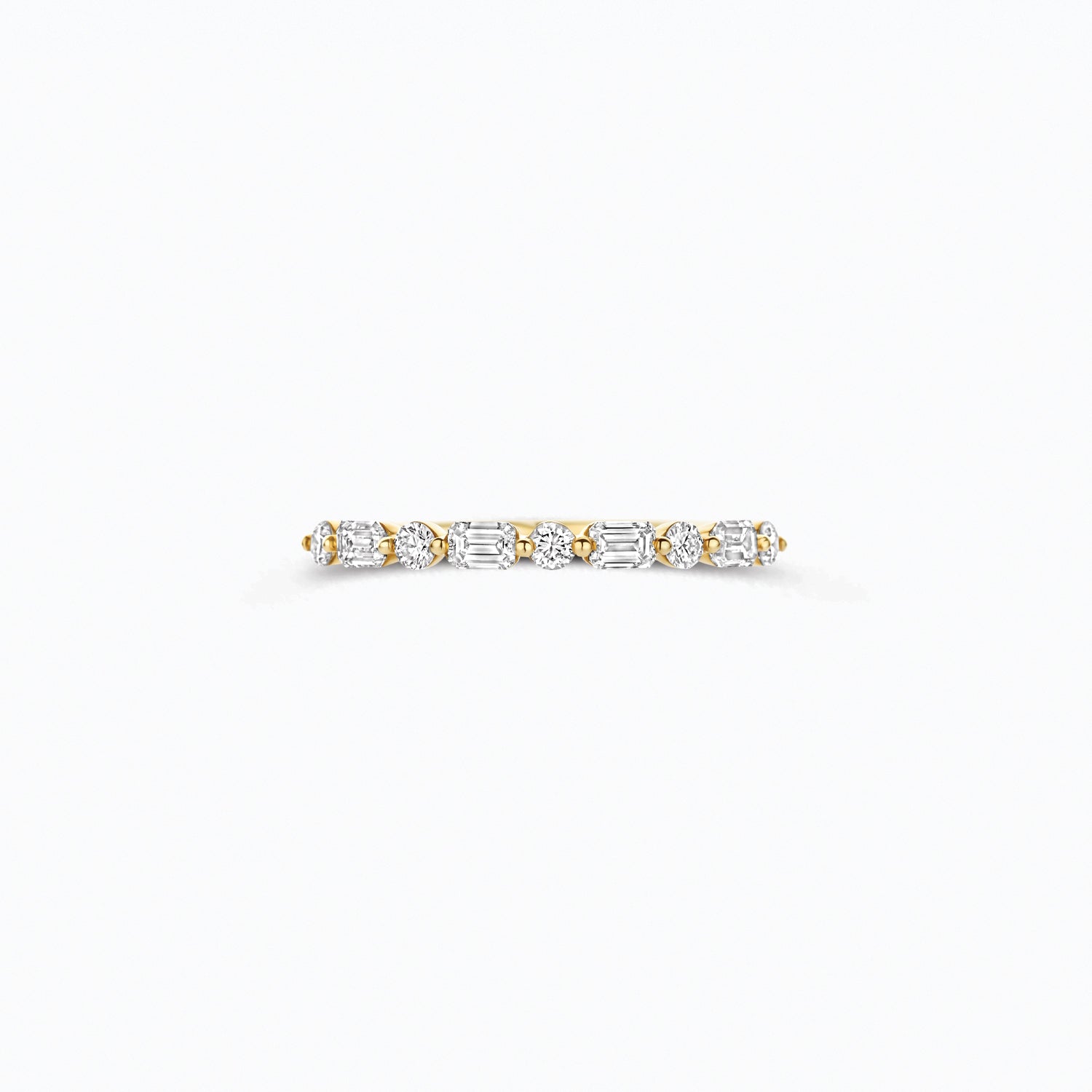 Bague en or jaune 14 carats Bague sertie de deux diamants synthétiques étincelants, vue de profil.