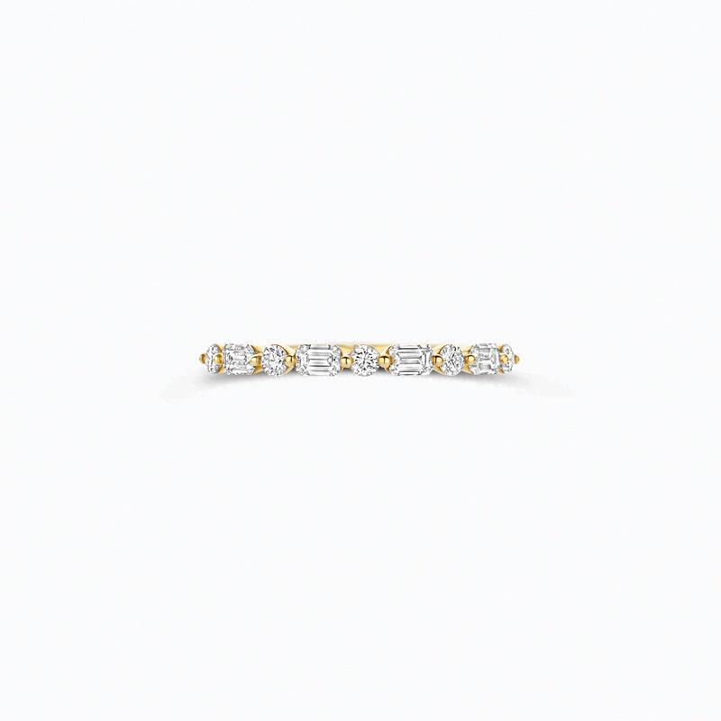 Bague en or jaune 14 carats Bague sertie de deux diamants synthétiques étincelants, vue de profil.