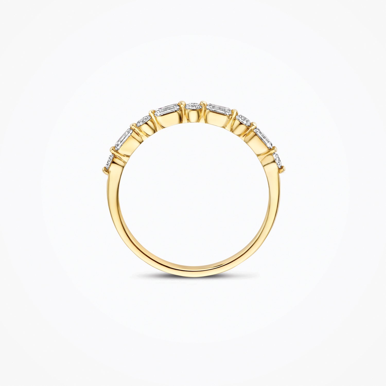 Bague en or jaune 14 carats Bague sertie de diamants synthétiques, portée au doigt.