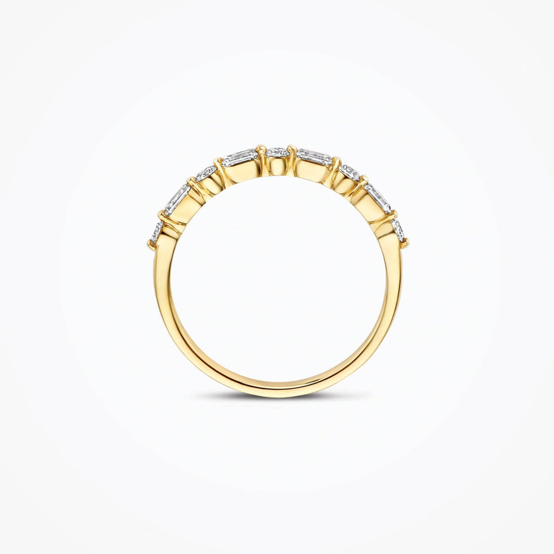 Bague en or jaune 14 carats Bague sertie de diamants synthétiques, portée au doigt.