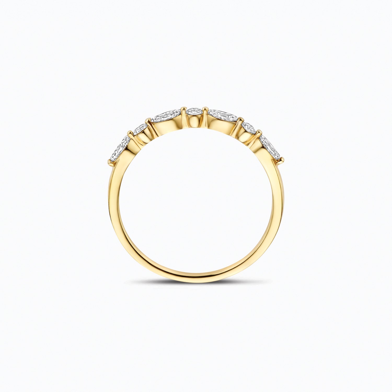 14ct Yellow gold ring with sparkling lab-grown diamonds, close-up.