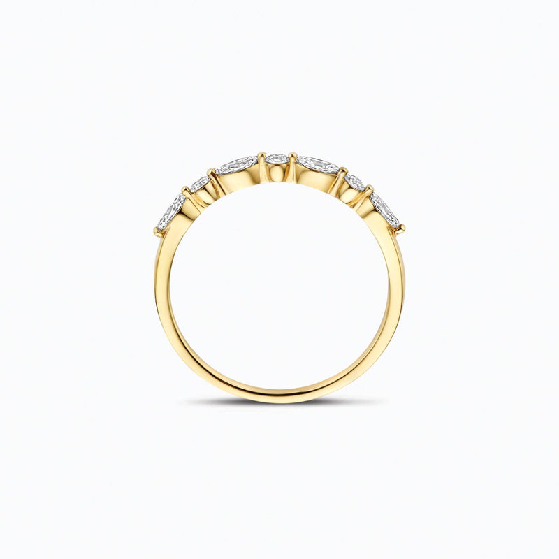 14ct Yellow gold ring with sparkling lab-grown diamonds, close-up.