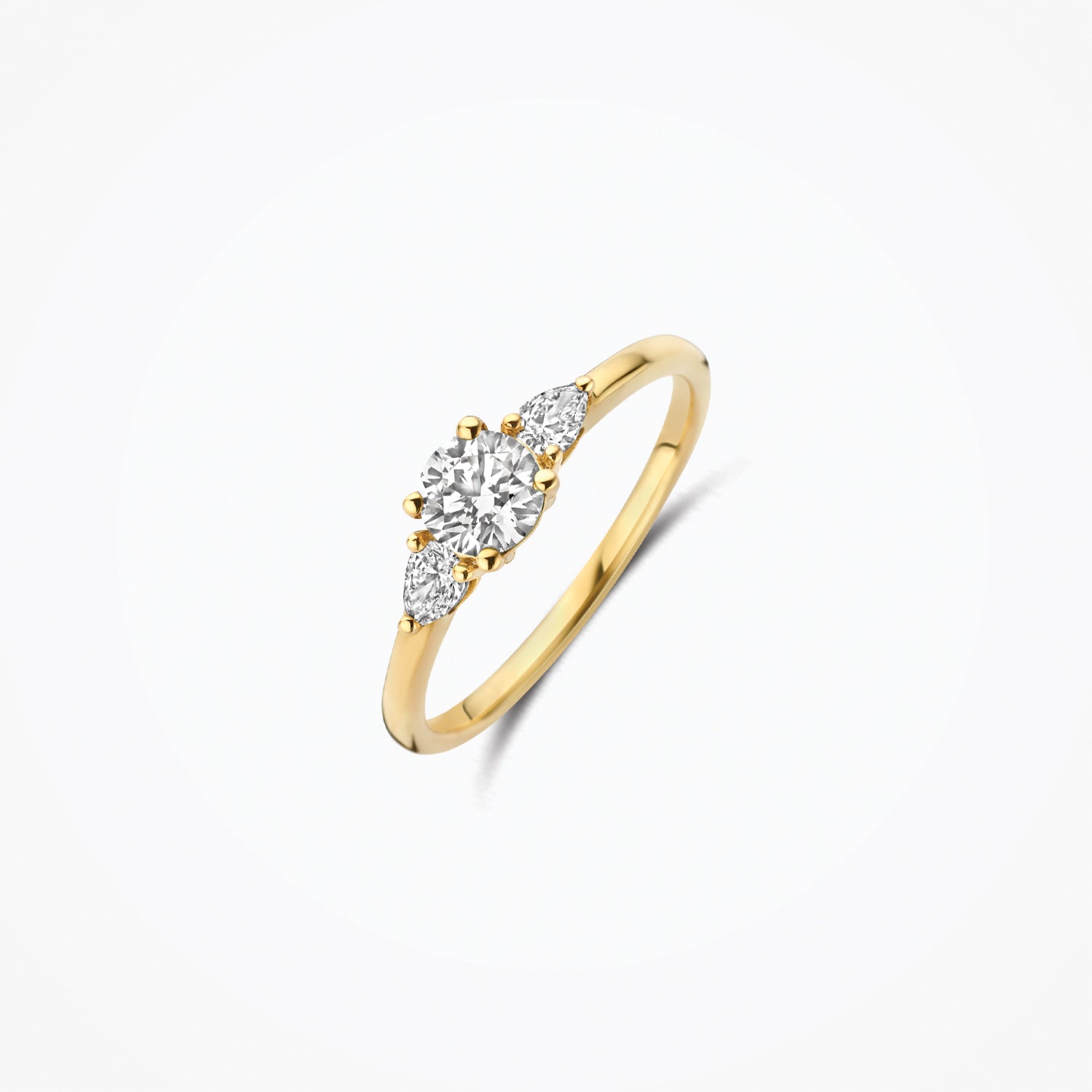 Bague en or jaune 14 carats Bague sertie d'une rangée de diamants synthétiques, vue de profil.