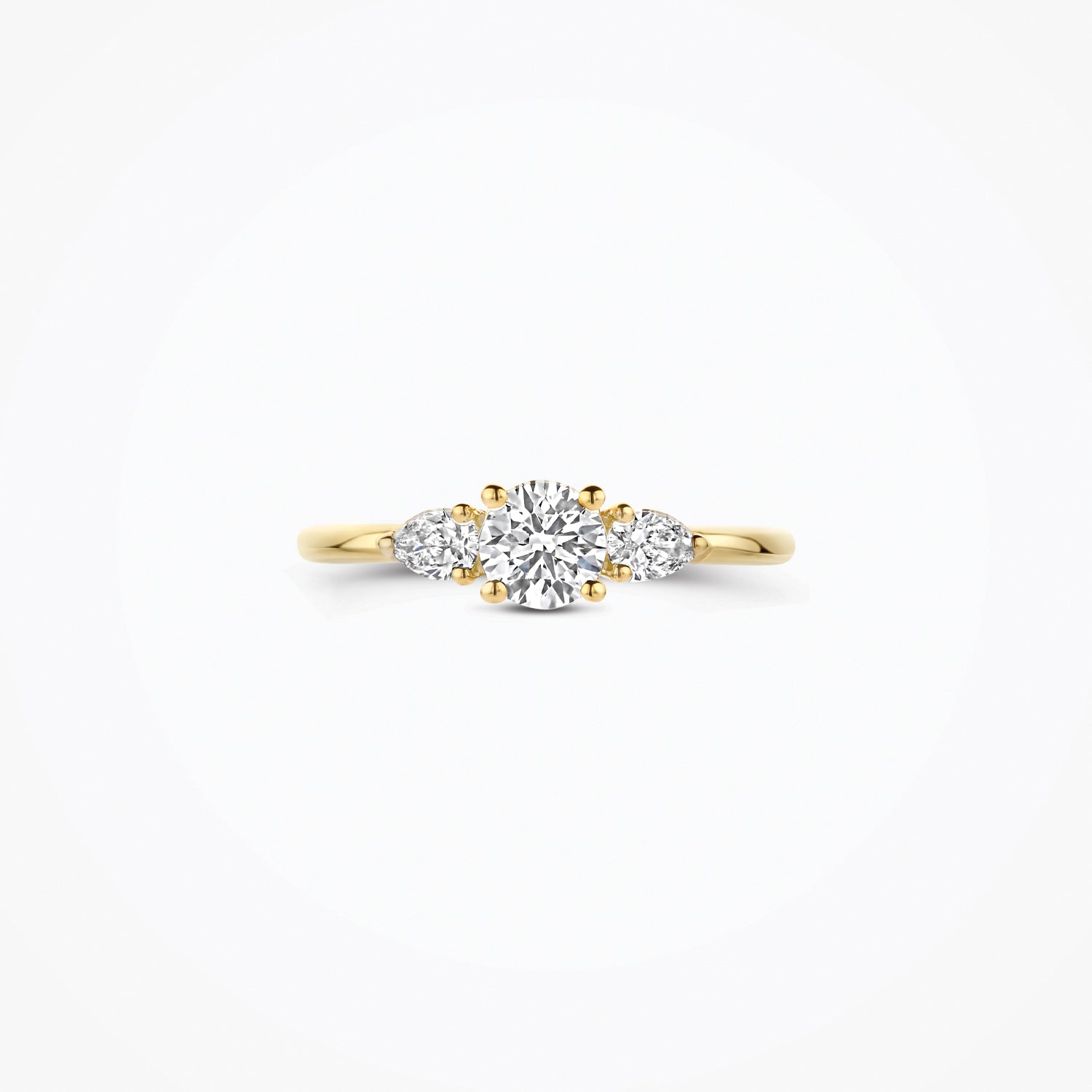 Bague en or jaune 14 carats Bague sertie de diamants de laboratoire, portée au doigt.