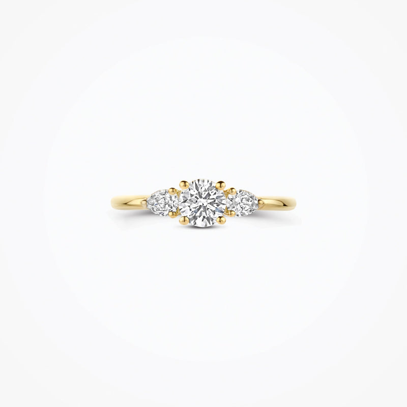 Bague en or jaune 14 carats Bague sertie de diamants de laboratoire, portée au doigt.
