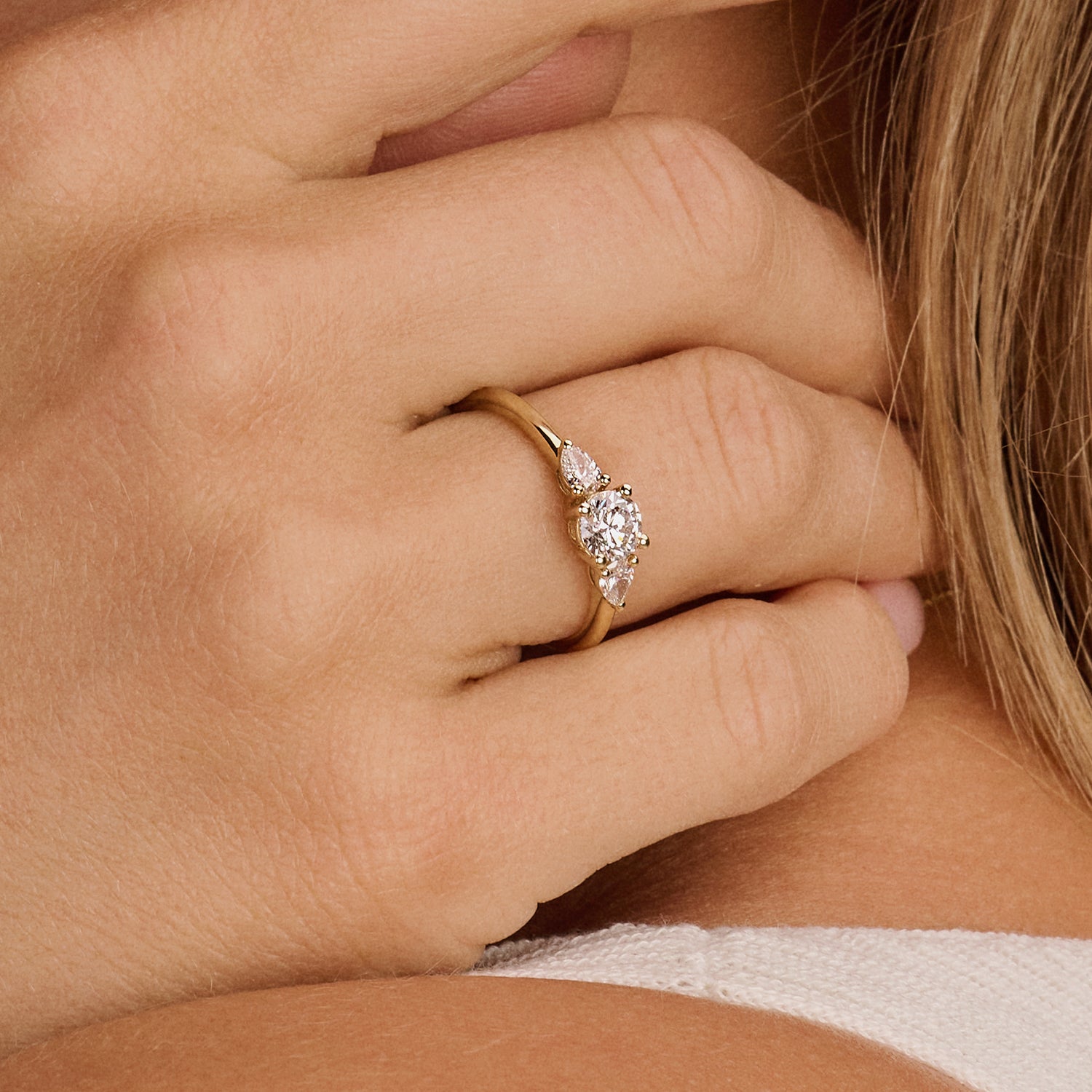 Bague en or jaune 14 carats, serti de diamants synthétiques en chaton, vue de face.