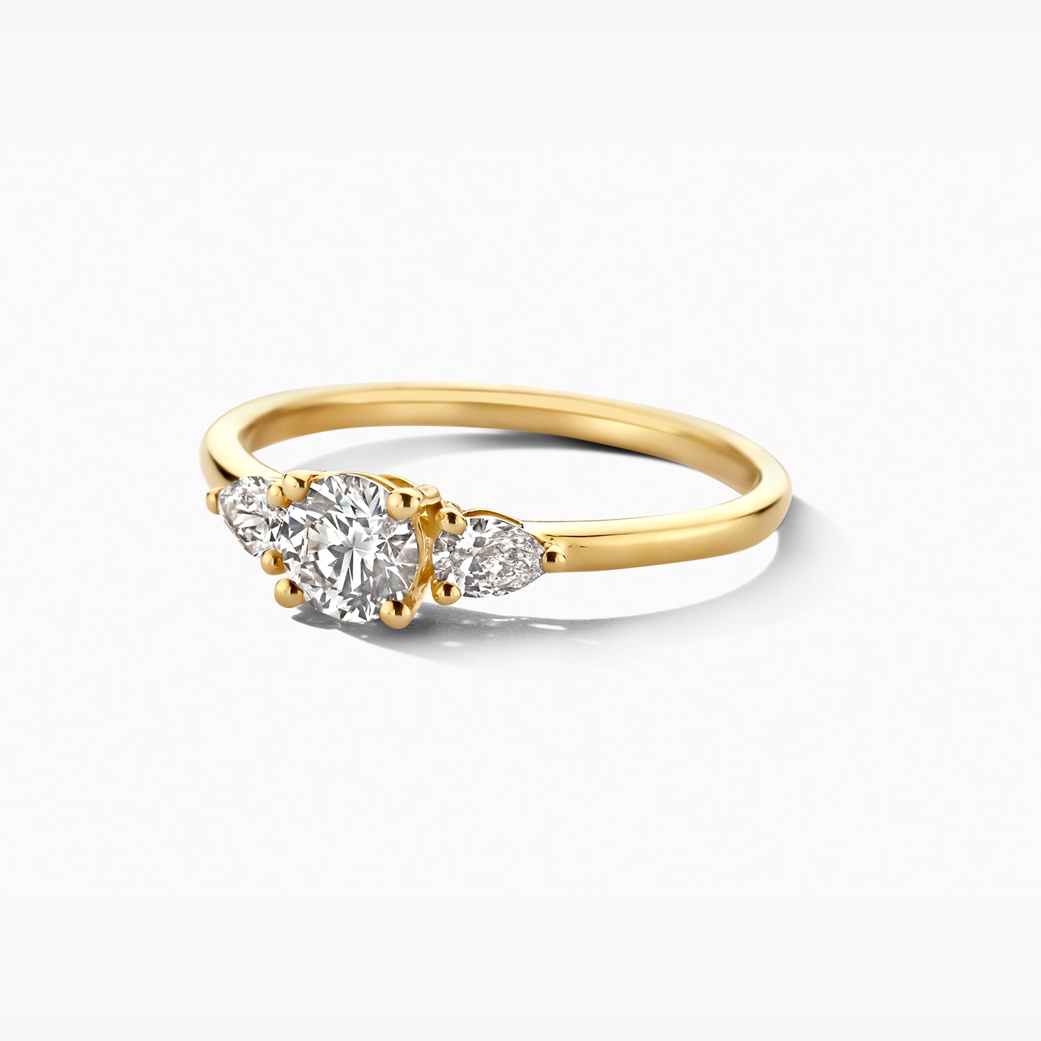 Bague en or jaune 14 carats avec des diamants synthétiques, gros plan.