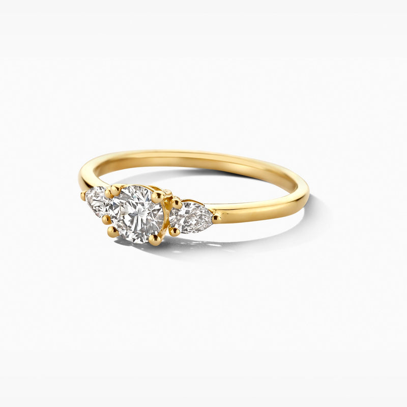 Bague en or jaune 14 carats avec des diamants synthétiques, gros plan.