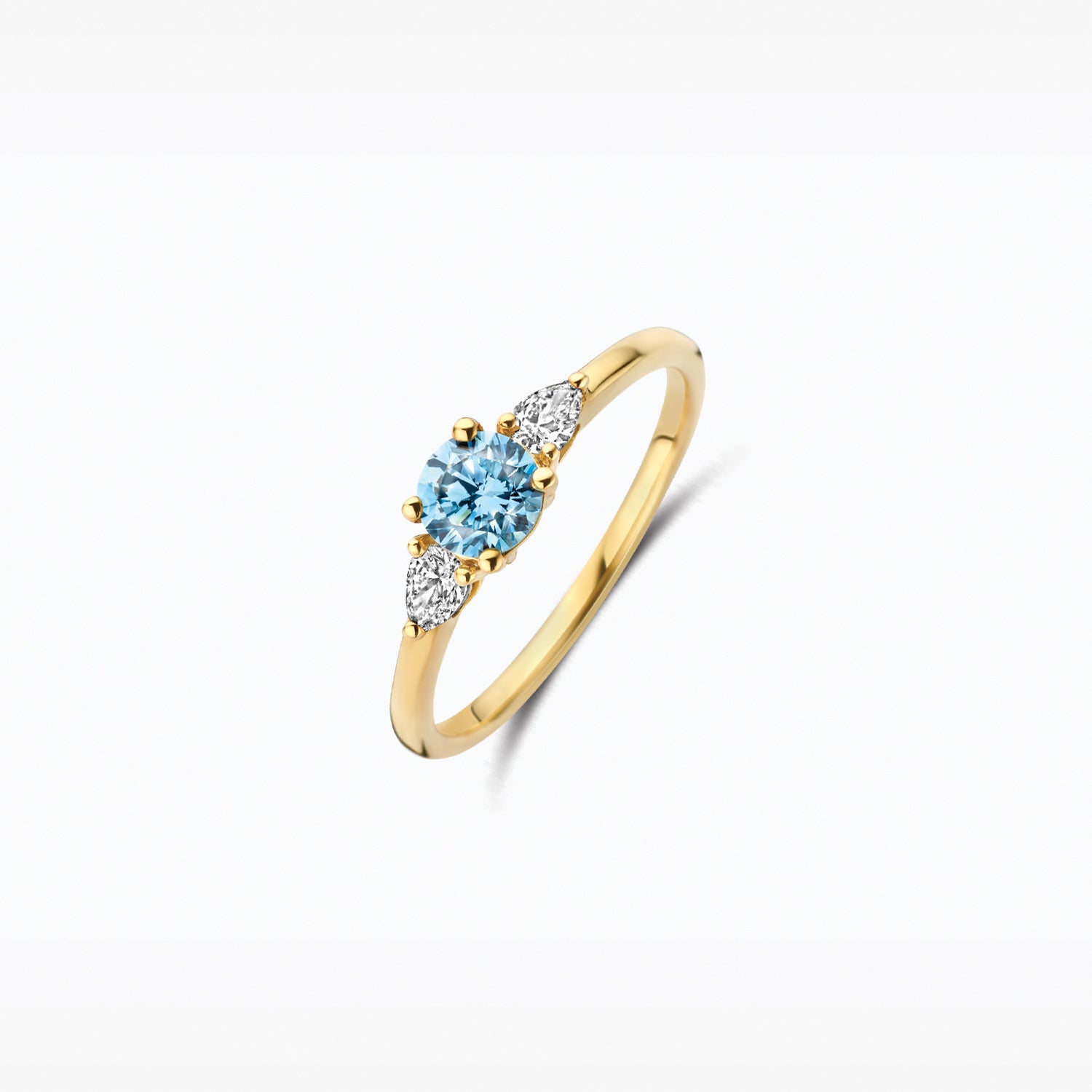 Bague en or jaune 14 carats avec des Diamant de synthèse clairs et bleus, gros plan.